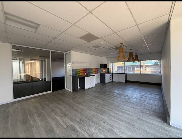 1,028M² OFFICE TO LET IN PARKTOWN